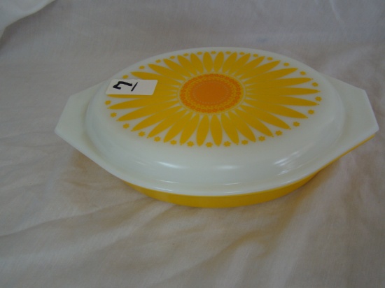 PYREX WITH STARBURS LID, YELLOW  OVAL EX CONDITION 1 1/2 QUART DIVIDER