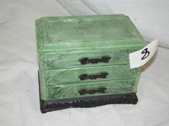 ORIENTAL DESIGN JADE COLOR ACRYLIC JEWELRY BOX. 7-1/2" x 5-1/2" x 5". DRAGO