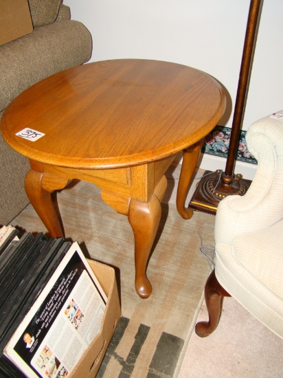 OAK STYLE END TABLE