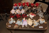 Table Lot of Dolls