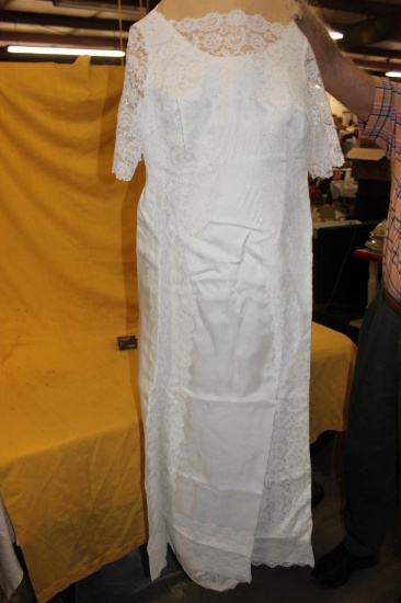 NEW WEDDING DRESS W/ TRAIN