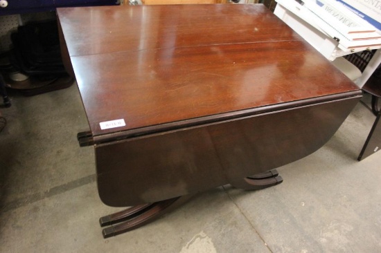 MAHOGANY DINING TABLE W/LEAF