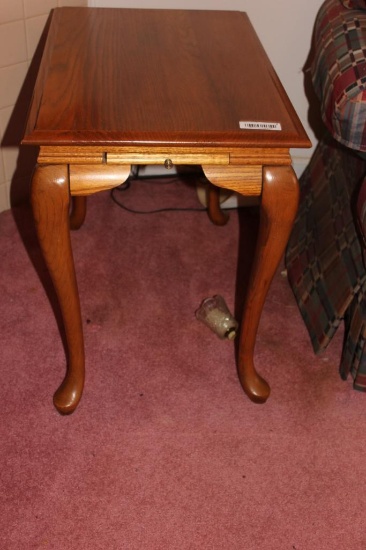 OAK END TABLE Q A FEET AND PULL OUT TRAY VERY NICE
