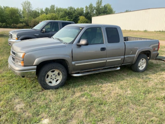 2007 CHEVY 1500 EXT CAB PICKUP TRUCK, CLOTH INTERIOR, 4WD, 83,856 MILES,  *
