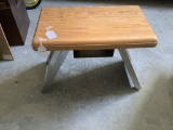 Bench w metal bottom