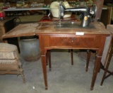 LATE 1920S SINGER SEWING MACHINE W/WOOD CABINET - WILL NOT SHIP