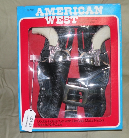 1983 AMERICAN WEST DOUBLE HOLSTER CAP GUN SET W/BOX