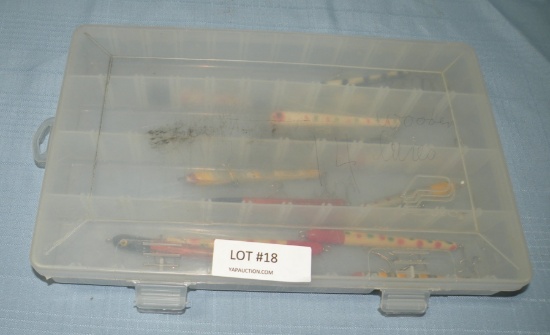 PLASTIC PLANO TACKLEBOX W/14 WOODEN LURES