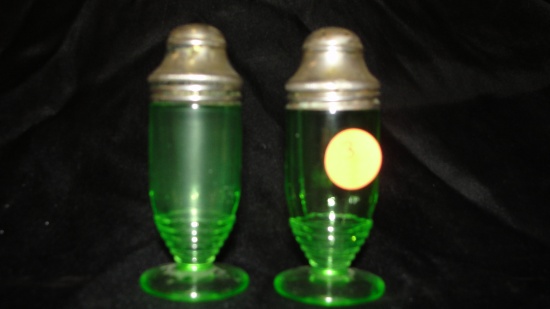 PAIR VINTAGE HAZEL ATLAS GREEN VASELINE GLASS SALT & PEPPER SHAKERS