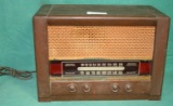 VTG. WOOD CASE TABLETOP AM/FM RADIO - LOCAL PICKUP ONLY