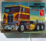 AMT 1/25 SCALE WHITE FREIGHTLINER MODEL KIT W/BOX