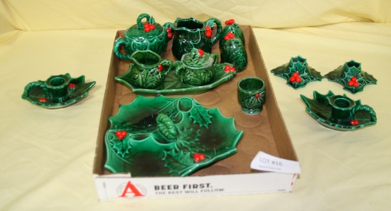 FLAT BOX OF LEFTON GREEN HOLLY ACCENT DISHES, ACCESSORIES