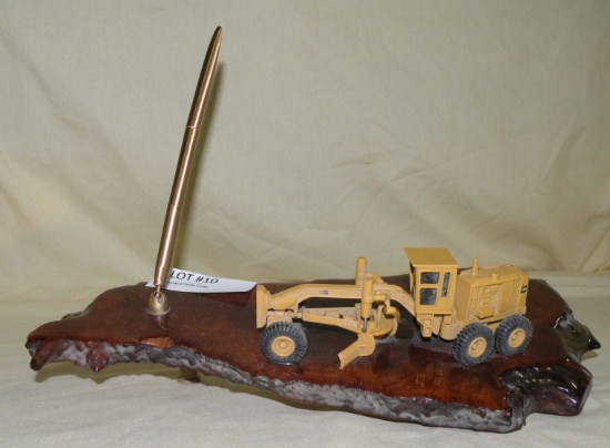 ERTL CATERPILLAR ROAD GRADER ON WOOD SLAB PEN HOLDER PLAQUE