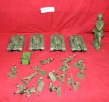 FLAT BOX OF VINTAGE PLASTIC MILITARY TOYS, SOLDIER FIGURES