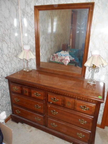 Dresser With Mirror