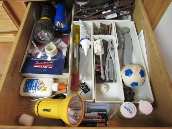 Contents of 2 Kitchen Drawers