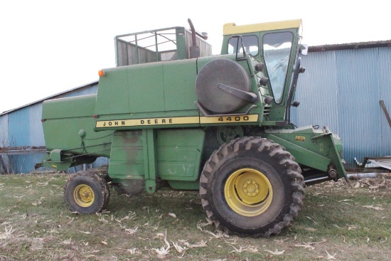 John Deere 4400  Diesel Combine