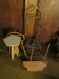 Assorted furniture pieces