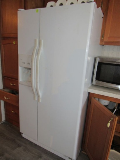 Side by side refrigerator freezer