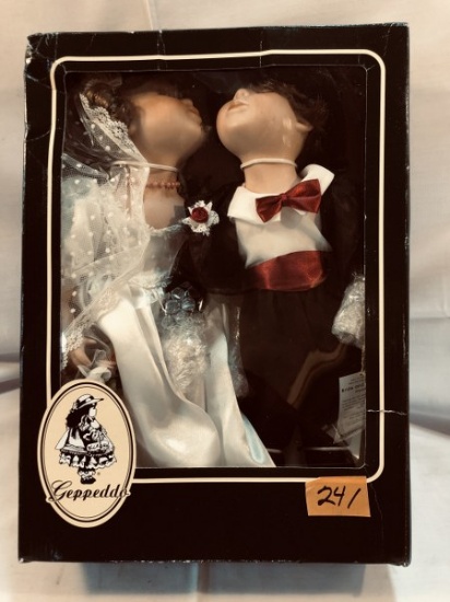 Pair of geppeddo kissing dolls.