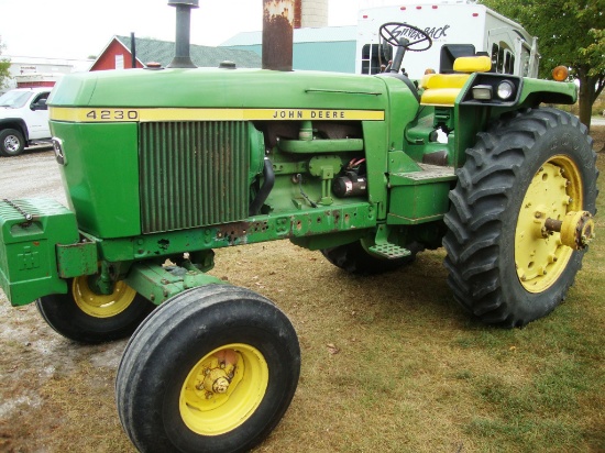 1975 JD 4230 2WD TRACTOR  OPEN STATION  6 940 HRS  QUAD RANGE  2 REMOTES  3 PT. PTO  16.9X38” AXLE D
