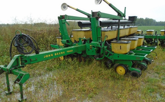 JD 7000 12 ROW FRONT FOLD PLANTER