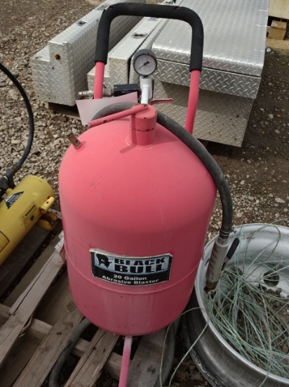 BLACK BULL 20 GALLON SAND BLAST POT