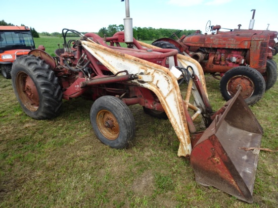 1955 IH 300 UTILITY GAS TRACTOR W/ LOADER  (RUNS)