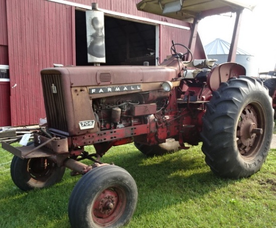 1964 FARMALL 706 2WD GAS TRACTOR, ROPS CANOPY, #1 LO-GEAR IS OUT, 2 REMOTES,