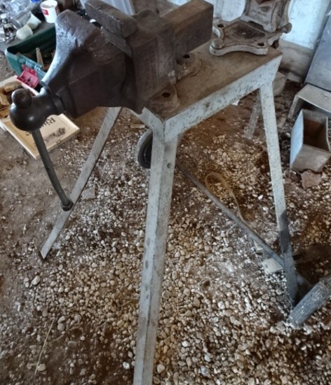 4" SHOP VISE ON STAND