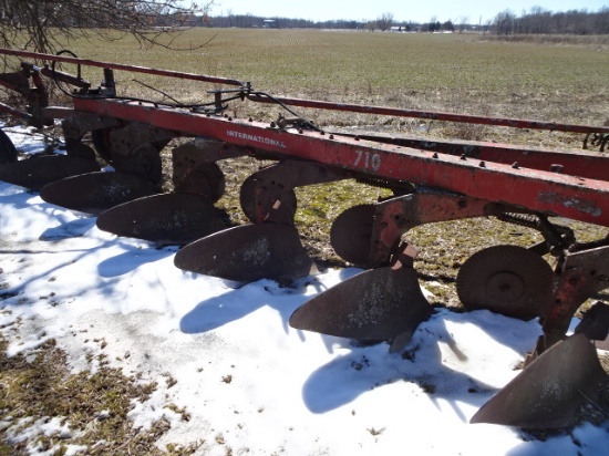 IHC 710 6X16” ONLAND TOGGLE TRIP PLOW