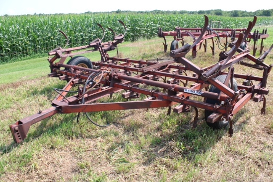 IHC 45 VIBRA SHANK 18’ FIELD CULTIVATOR W/ WINGS