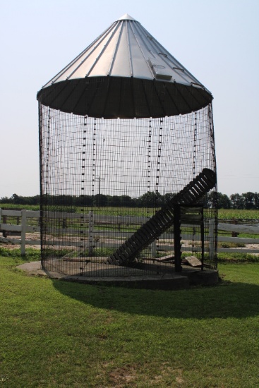 1000 CRATE WIRE CORN CRIB W/ ROOF, U-REMOVE