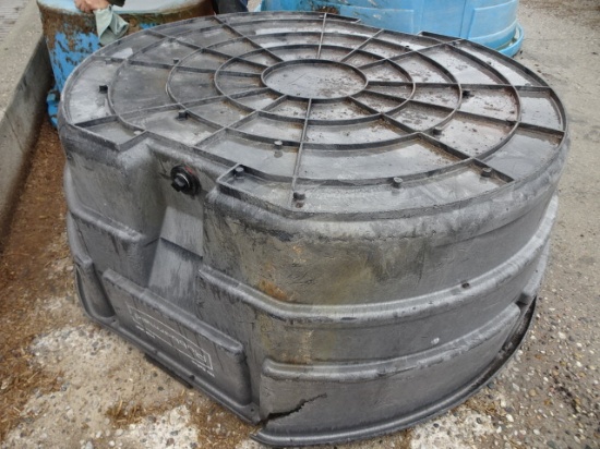 RUBBERMAID 300 GALLON POLY STOCKTANK W/ LIGHT DMG.