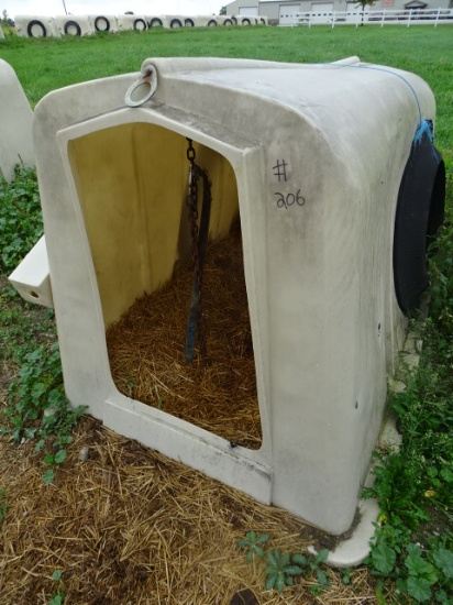 6’ POLY EZ-HUTCH CALVE HUTCH W/ BOTTLE & BUCKET HOLDER, CHAIN & COLLAR