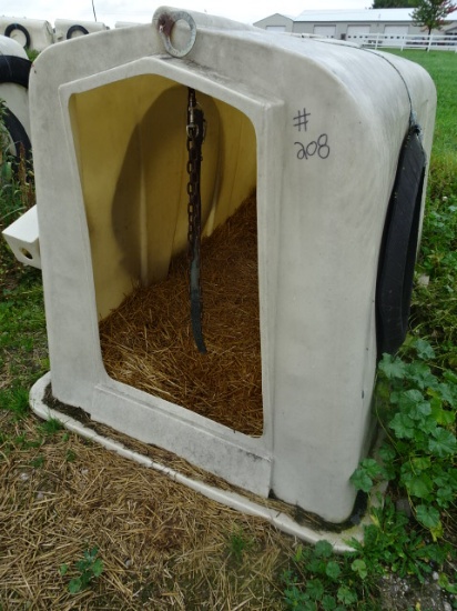 6’ POLY EZ-HUTCH CALVE HUTCH W/ BOTTLE & BUCKET HOLDER, CHAIN & COLLAR