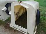 6’ POLY EZ-HUTCH CALVE HUTCH W/ BOTTLE & BUCKET HOLDER, CHAIN & COLLAR