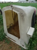 6’ POLY EZ-HUTCH CALVE HUTCH W/ BOTTLE & BUCKET HOLDER, CHAIN & COLLAR