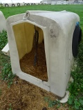 6’ POLY EZ-HUTCH CALVE HUTCH W/ BOTTLE & BUCKET HOLDER, CHAIN & COLLAR