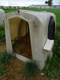 6’ POLY EZ-HUTCH CALVE HUTCH W/ BOTTLE & BUCKET HOLDER, CHAIN & COLLAR