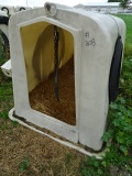 6’ POLY EZ-HUTCH CALVE HUTCH W/ BOTTLE & BUCKET HOLDER, CHAIN & COLLAR