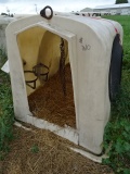 6’ POLY EZ-HUTCH CALVE HUTCH W/ BOTTLE & BUCKET HOLDER, CHAIN & COLLAR
