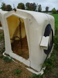 6’ POLY EZ-HUTCH CALVE HUTCH W/ BOTTLE & BUCKET HOLDER, CHAIN & COLLAR