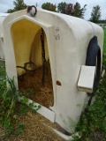 6’ POLY EZ-HUTCH CALVE HUTCH W/ BOTTLE & BUCKET HOLDER, CHAIN & COLLAR