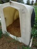 6’ POLY EZ-HUTCH CALVE HUTCH W/ BOTTLE & BUCKET HOLDER, CHAIN & COLLAR