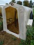 6’ POLY EZ-HUTCH CALVE HUTCH W/ BOTTLE & BUCKET HOLDER, CHAIN & COLLAR