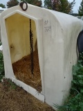 6’ POLY EZ-HUTCH CALVE HUTCH W/ BOTTLE & BUCKET HOLDER, CHAIN & COLLAR