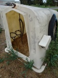 6’ POLY EZ-HUTCH CALVE HUTCH W/ BOTTLE & BUCKET HOLDER, CHAIN & COLLAR