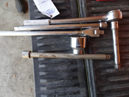 JD 1/2" RACHET W/ 3 EXTS. & BRAKER BAR