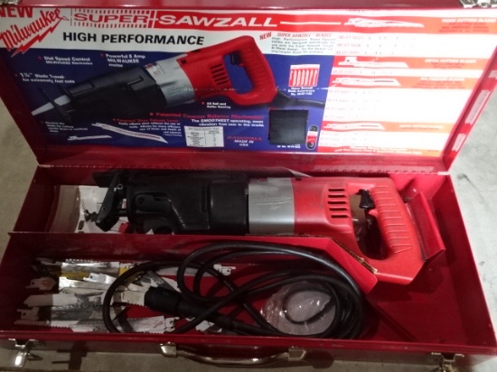 H.D MILWAUKEE SUPER SAWZALL IN METAL CASE, LOW USE